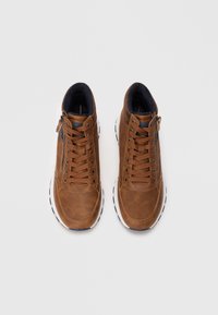 Bruine leren hoge sneakers met een gestructureerde afwerking, voorzien van veters, een zijrits en witte zolen met zwarte accenten.