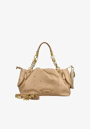 Beige Lederhandtasche mit goldenen Nieten, doppeltem Ketten- und Ledergriff, seitlichem Quastenanhänger, Reißverschlusstaschen und abnehmbarem Kettenriemen.