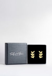 Guldblad-formade örhängen presenterade i en svart sammetsdisplay inuti en texturerad svart låda, med varumärket 'Sofia Milani Jewels' tydligt visat.