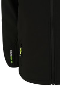 Svart softshell-jacka med en jämn textur, har en zip-ficka, reflexdetaljer och en logotyp med livfulla gula inslag.