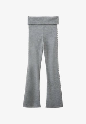 - Spodnie materiałowe