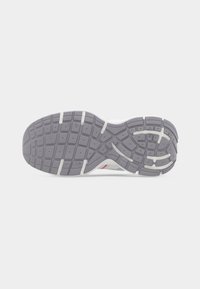 Σόλα ενός γκρι και λευκού αθλητικού παπουτσιού με υφή σχεδίων πέλματος και τμηματικές λαβές για πρόσφυση και ευελιξία.