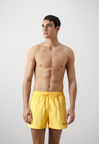 Champion MEDIUM LENGTH - Fürdőnadrág - yellow