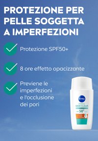 Bottiglia di crema solare NIVEA Derma Skin Clear, in plastica bianca, forma arrotondata, con logo blu, evidenziati SPF 50+ e benefici principali nel testo.