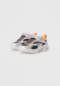 Blauwe en zilveren sneakers met neon oranje accenten. Heeft een bovenwerk van gaas, reflecterende materialen en een getextureerde rubberen zool voor grip.
