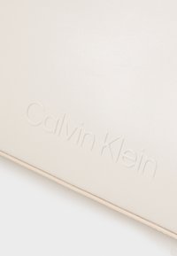 Calvin Klein EMBOSSED LOGO SHOULDER BAG - Borsa a mano - gray morn