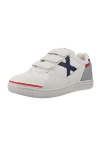 Zapatilla de tela blanca con acentos en azul marino, talón gris, franja roja y tres correas de Velcro para un ajuste seguro. Detalles texturizados en los laterales.
