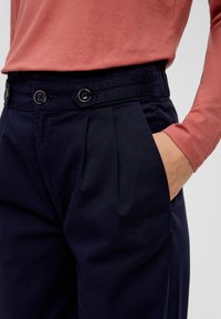 s.Oliver MIT BUNDFALTEN - Broek - navy
