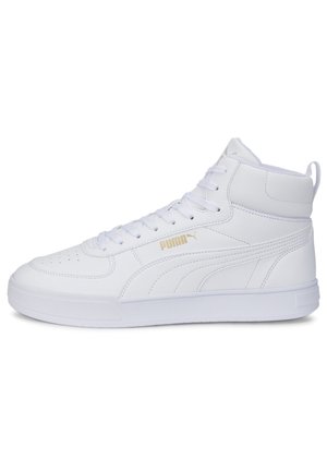 Witte hoge Puma sneaker met geperforeerde neus, gevoerde enkel, veters aan de voorkant en gouden Puma-logo aan de zijkant.