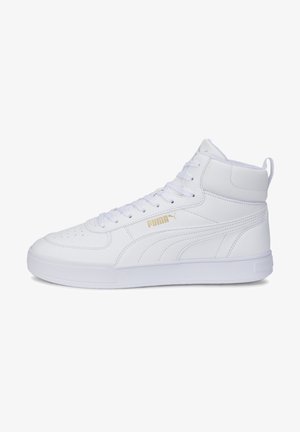 Zapatilla blanca de caña alta de Puma con puntera perforada, tobillo acolchado, cordones en la parte delantera y logo dorado de Puma en el lateral.