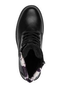 Bottine en cuir noir avec un bout arrondi, fermeture à lacets à l'avant, et une doublure douce à motifs au col. Présente des coutures blanches et un minimum de matériel.