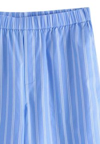 Lyseblå bomulds-shorts med hvide lodrette striber, der har en elastisk talje og en sidelomme. Glat tekstur og afslappet design.