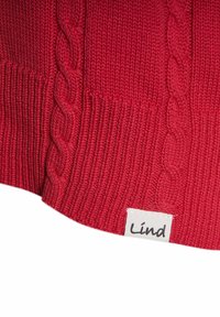Roter gestrickter Pullover mit einem Zopfmuster und geripptem Material, mit einem sichtbaren Etikett, das "Lind" liest.
