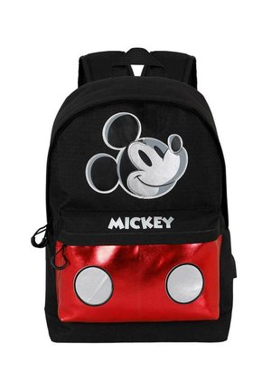 Mochila negra con un gran gráfico de la cara de Mickey Mouse, texto "MICKEY" y un bolsillo frontal rojo brillante con dos grandes botones blancos.