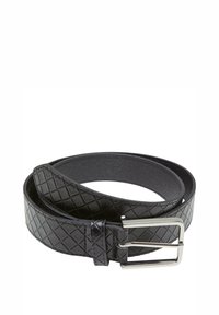Curea din piele neagră cu un model matlasat, cataramă din metal argintiu și căptușeală interioară netedă. Prezintă un capăt elegant, rotunjit.