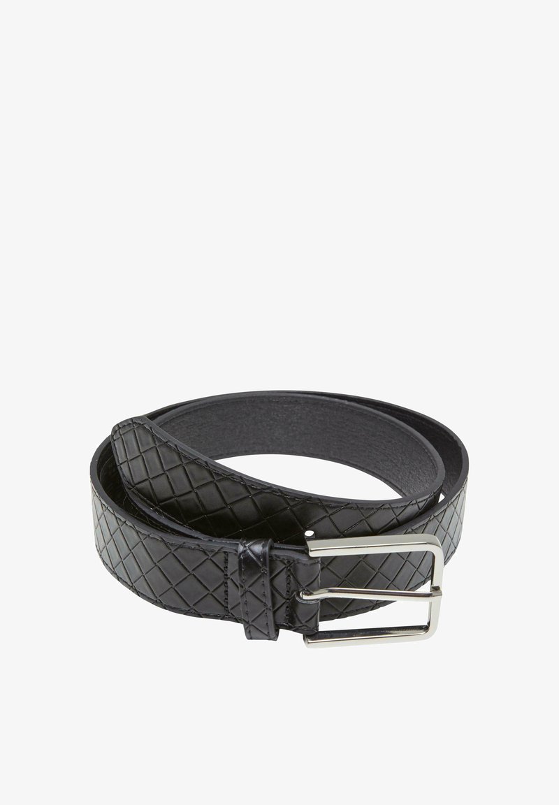 Cinturón de cuero negro con un patrón acolchado, hebilla de metal plateado y forro interior suave. Presenta un extremo redondeado y elegante.