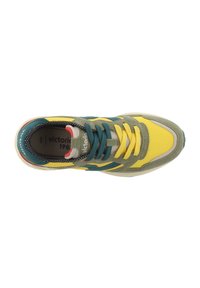 Zapatilla multicolor con malla amarilla, detalles en ante verde, cordones azules y una suela acolchada con un patrón texturizado.