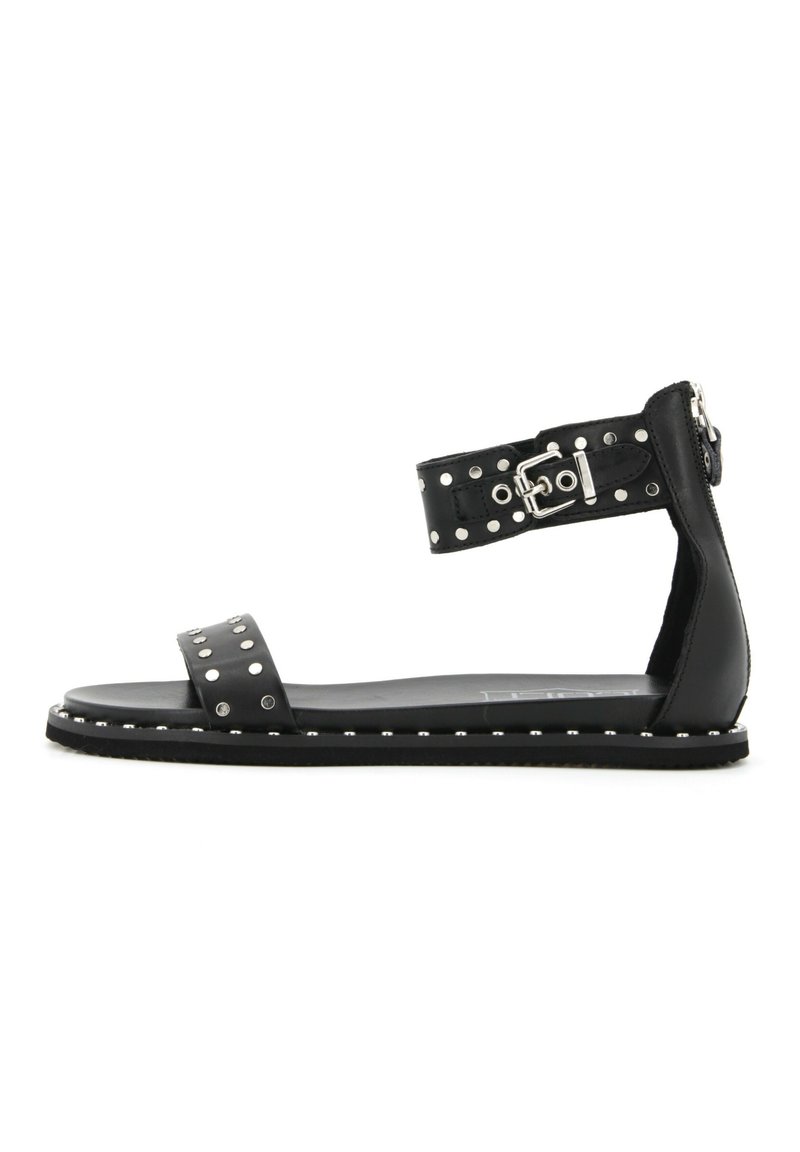 Sandal in pelle nera con suola piatta, dettagli borchiati sulla cinghia e chiusura a fibbia con zip laterale per una vestibilità sicura.