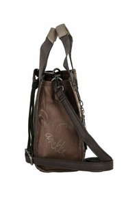 Sac à main en cuir brun à finition texturée, doté de deux poignées supérieures, d'une bandoulière amovible et de motifs embossés décoratifs.