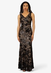 Schwarzes, florales Spitzenkleid mit taillierter Silhouette, V-Ausschnitt, ärmellosem Design und bodenlanger Saum mit Paillettenverzierungen.
