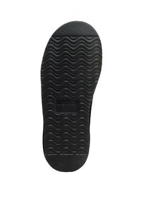 Czarna gumowa podeszwa buta z teksturowanym, falistym wzorem. Posiada płaską krawędź oraz wytłoczone logo w centrum.