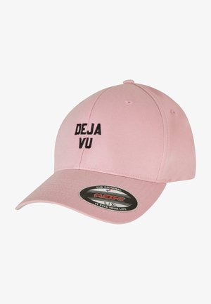 Roosa pesapalli müts, mille esipaneelil on musta tikkimisega sõnum "DEJA VU". Omab kõverat nägu ja Flexfit suuruse silt. Sile kangastekstuuri.