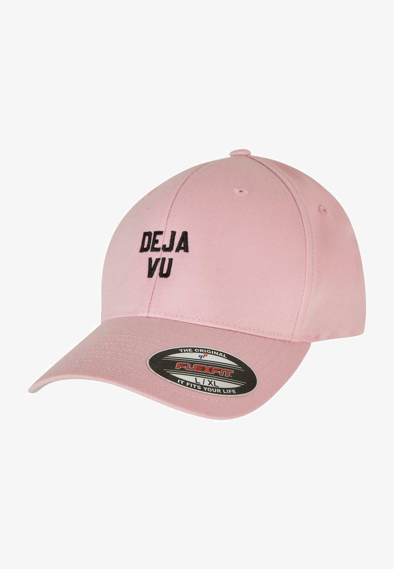 Rosa baseball cap med "DEJA VU" brodert i svart på forsiden. Har en buet skjerm og en Flexfit størrelse etikett. Glatt stofftekstur.