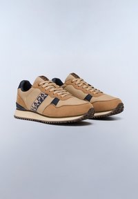 Sneaker in suede e tessuto marrone con dettagli neri, dotati di suola imbottita, punta tonda, collo imbottito e dettaglio del logo sul lato.