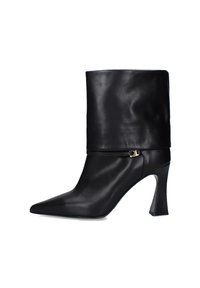 Stivale alto in pelle nera con tacco alto, punta affilata, design a metà polpaccio e parte superiore piegata, con un accento dorato alla caviglia.
