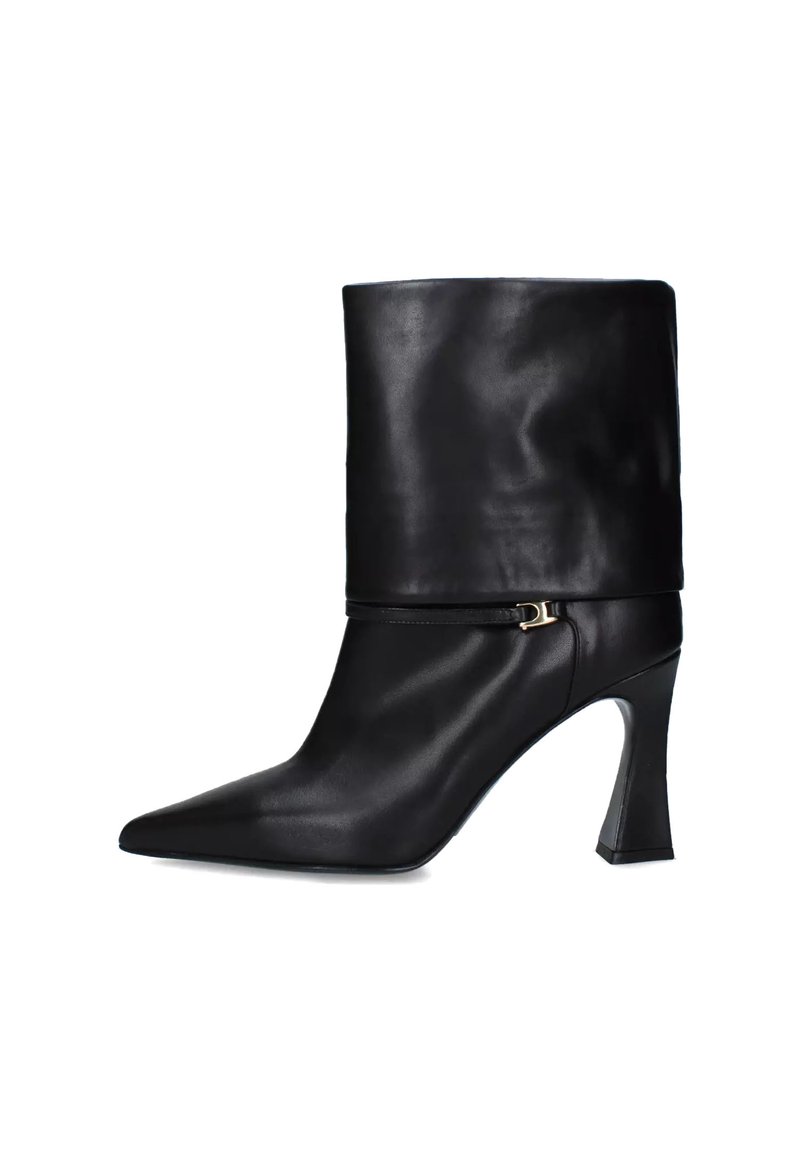Stivale alto in pelle nera con tacco alto, punta affilata, design a metà polpaccio e parte superiore piegata, con un accento dorato alla caviglia.
