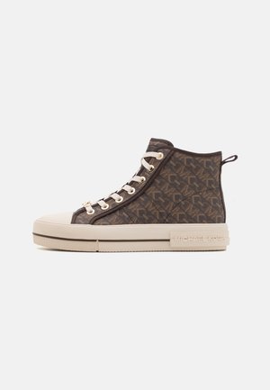 Højtop sneaker med brun mønstret stof, beige gummisål, hvide snørebånd og træktab ved hælen, sidevisning på hvid baggrund.