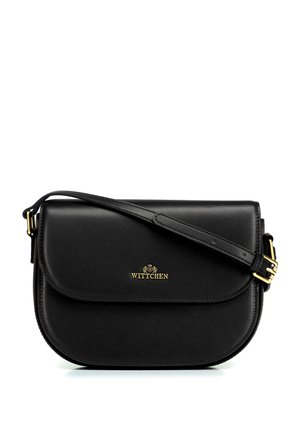 Zwarte leren crossbodytas met flapsluiting, verstelbare riem en gouden Wittchen-logo vooraan in het midden.