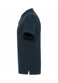 Donkerblauw poloshirt met korte mouwen en een klassieke kraag, voorzien van een klein logo op de borst en een split aan de onderkant van de zoom. Gladde stoftextuur.