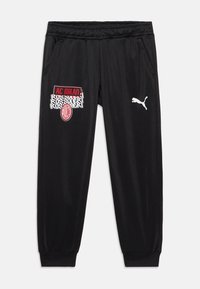 Calças desportivas pretas com cós elástico. Apresentam o logótipo do AC Milan e o texto "Rosszineri" na coxa esquerda, e o logótipo da PUMA em branco na direita.