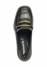 Mocassin en cuir noir avec un bout carré, présentant un accent de double sangle métallique et une semelle intérieure rembourrée. Logo visible à l'intérieur.