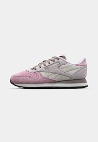 Sapatilhas Reebok com um upper em camurça rosa e cinza, design com atacadores, sola plana em borracha e detalhes de logotipo na lateral e na língua.