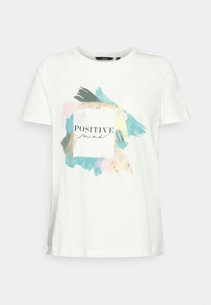 Weißes T-Shirt mit kurzen Ärmeln, verziert mit pastellfarbenen Pinselstrichen und dem Text „POSITIVE mind“ mittig auf der Vorderseite.