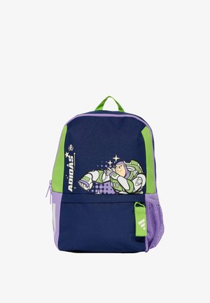 Rucsac bleumarin, verde și mov cu grafică Buzz Lightyear și logo Adidas, cu mâner verde și buzunar lateral din plasă mov.