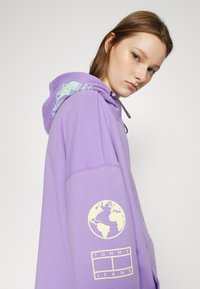 Tommy Jeans HOODIE - Felpa - violet viola