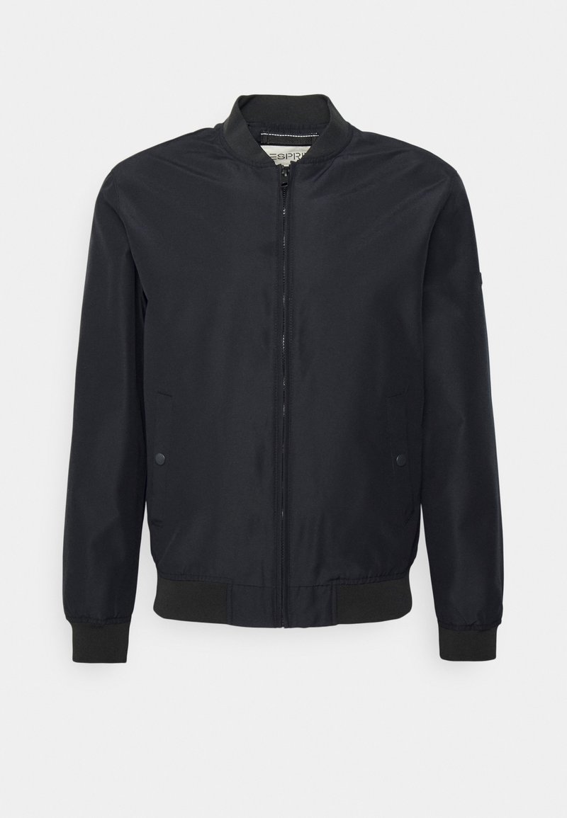 Blouson aviateur noir en tissu léger avec fermeture éclair à l'avant, poignets et taille côtelés. Comprend deux poches latérales et un design minimaliste.