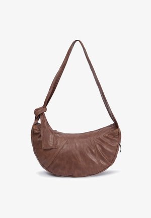 Bolso de hombro marrón de cuero con forma curvada, detalle de nudo en la correa y cierre con cremallera. Superficie texturizada con acentos cosidos.
