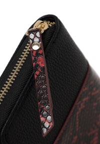 Clutch in pelle nera texturizzata con zip dorata e rifiniture a motivo in tonalità rosse e nere sul lato. Presenta un tirazip decorativo.