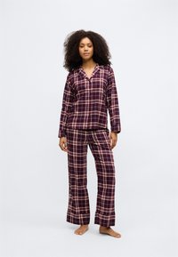 Σέτ πιτζάμας με μακριά μανίκια σε μπορντό καρό σχέδιο με γιακά notch, που διαθέτει κρέμα και ανοιχτό μπλε λεπτομέρειες σε μαλακό ύφασμα; σ loose-fitting παντελόνια.