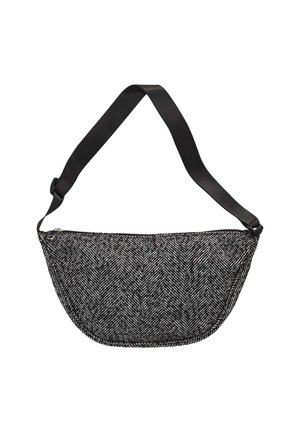 Zwart-witte geweven stoffen crossbody tas met een gebogen bodem en verstelbare brede zwarte band, bovenaan met rits afsluitbaar.