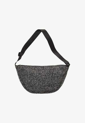 Zwart-witte geweven stoffen crossbody tas met een gebogen bodem en verstelbare brede zwarte band, bovenaan met rits afsluitbaar.