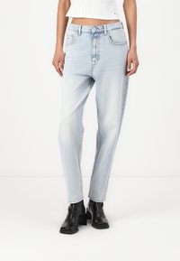 Ljusblå högmidjade jeans i rak ben-design, med en blekt tvätt, klassisk femfick-stil och en knappgylf.