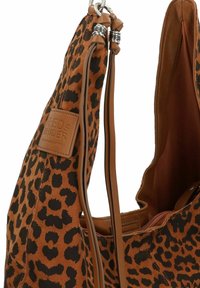 Borsa tote in stampa leopardo in suede marrone e nero con accenti in pelle, caratterizzata da due anelli metallici e un'etichetta del marchio embossata.