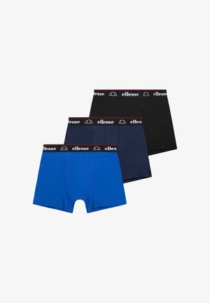 Tres pares de bóxers para hombres: uno azul, uno azul marino oscuro y uno negro. Cada uno cuenta con una cinturilla negra con detalles rojos y el logo.