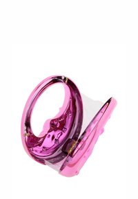 Różowa plastikowa torebka o zaokrąglonym kształcie i błyszczącym wykończeniu, z przezroczystą pokrywą i złotymi akcentami.