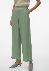 Vero Moda VMJOSIE  NOOS - Hlače - hedge green
